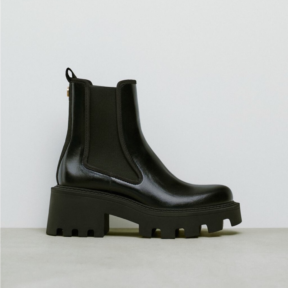 Zara chunky Treaded Chelsea Boot Black size 9/40